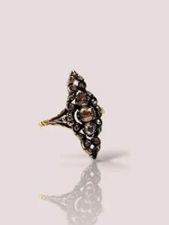 Bague ancienne en or jaune avec diamants roses en argent