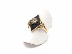Bague ancienne en or jaune, onyx et diamants
