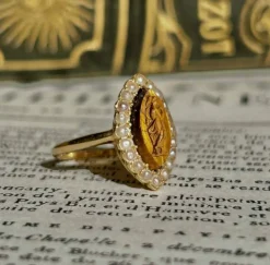 Bague ancienne en or jaune 18k œil de tigre et perles