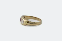 Bague ancienne en or jaune avec rubis et diamants