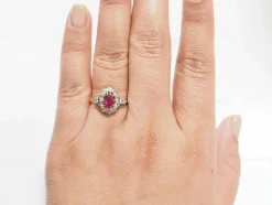 Bague ancienne en or jaune, rubis et diamants
