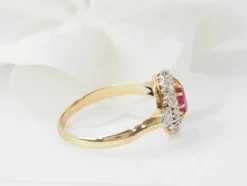 Bague ancienne en or jaune, rubis et diamants