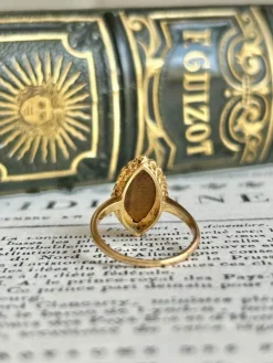Bague ancienne en or jaune 18k œil de tigre et perles
