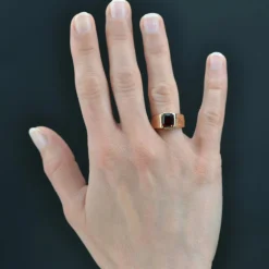 Bague ancienne gravée et grenat