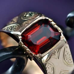 Bague ancienne gravée et grenat