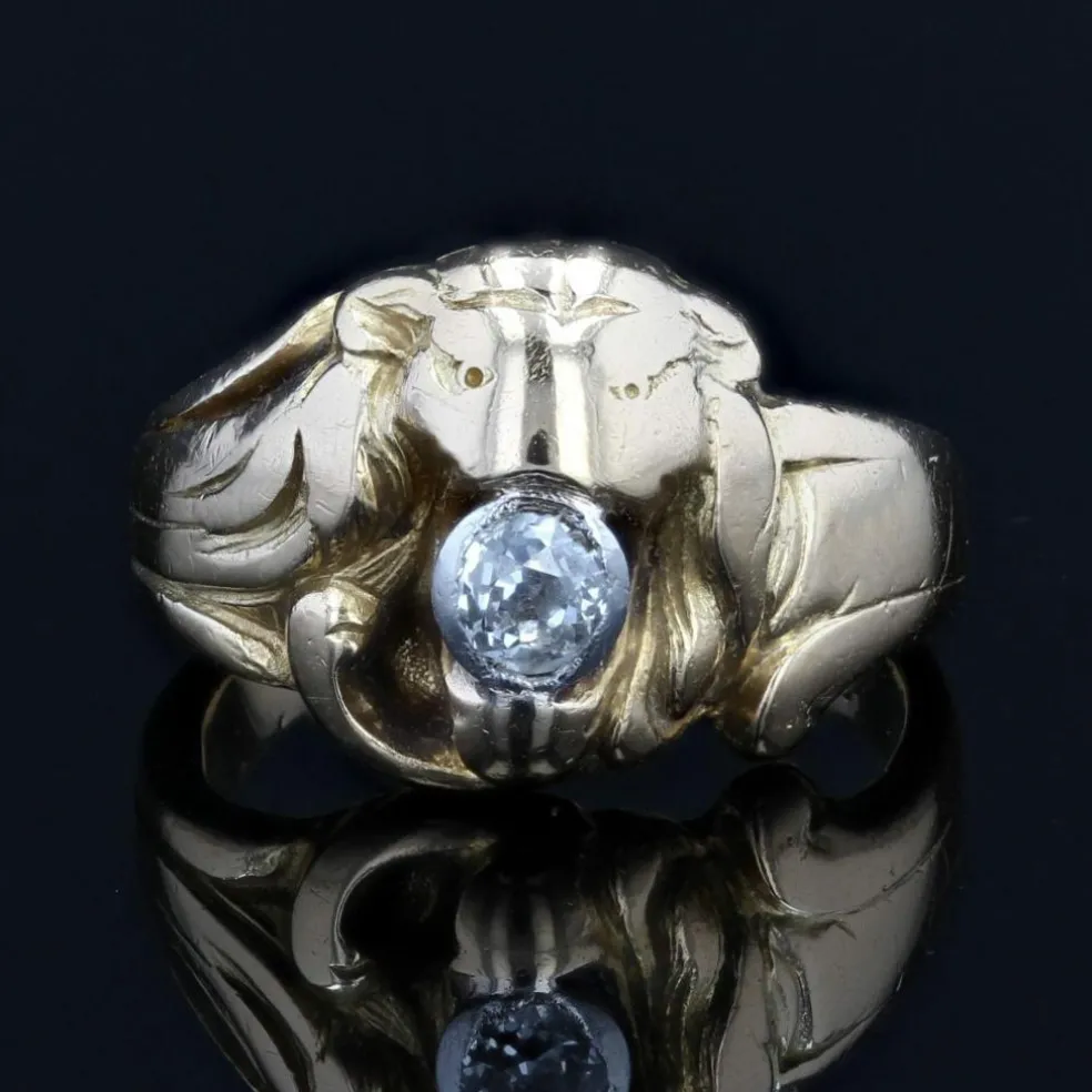 Bague ancienne lion en or et son diamant