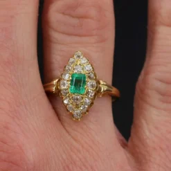 Bague ancienne marquise émeraude diamants