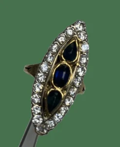 BAGUE ANCIENNE MARQUISE TRILOGIE DE SAPHIRS ET DIAMANTS