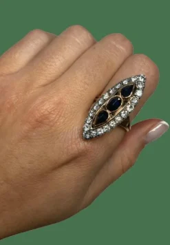 BAGUE ANCIENNE MARQUISE TRILOGIE DE SAPHIRS ET DIAMANTS