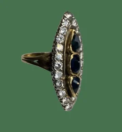 BAGUE ANCIENNE MARQUISE TRILOGIE DE SAPHIRS ET DIAMANTS