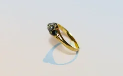 Bague ancienne Memento Mori en or 14 carats, diamant taille rose et émail noir