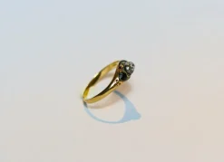 Bague ancienne Memento Mori en or 14 carats, diamant taille rose et émail noir
