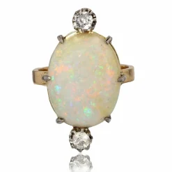 Bague ancienne opale et ses 2 diamants