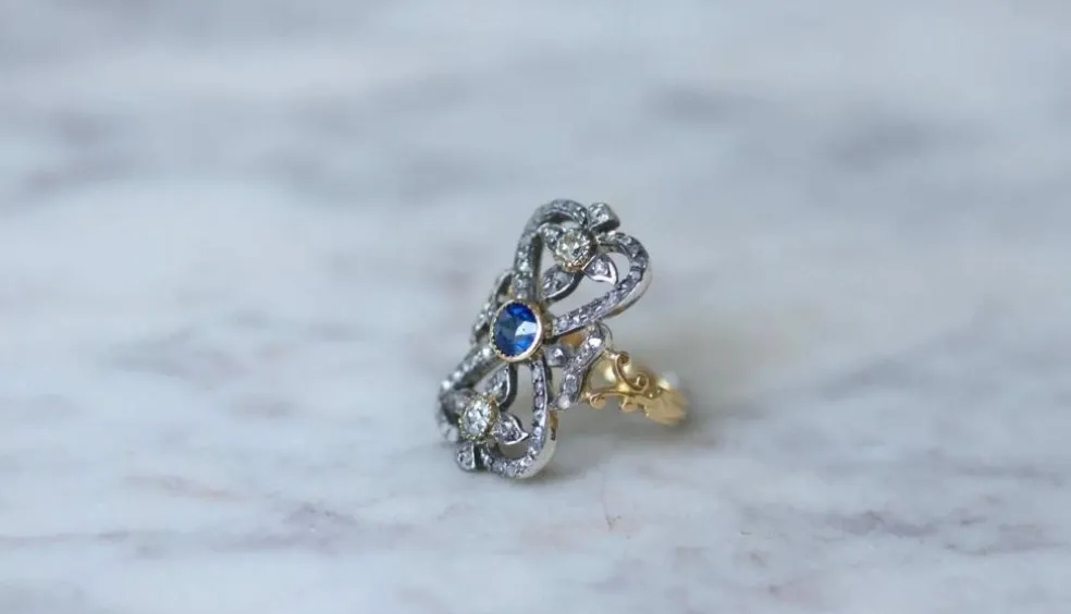 Bague ancienne or jaune, argent, saphir, diamants