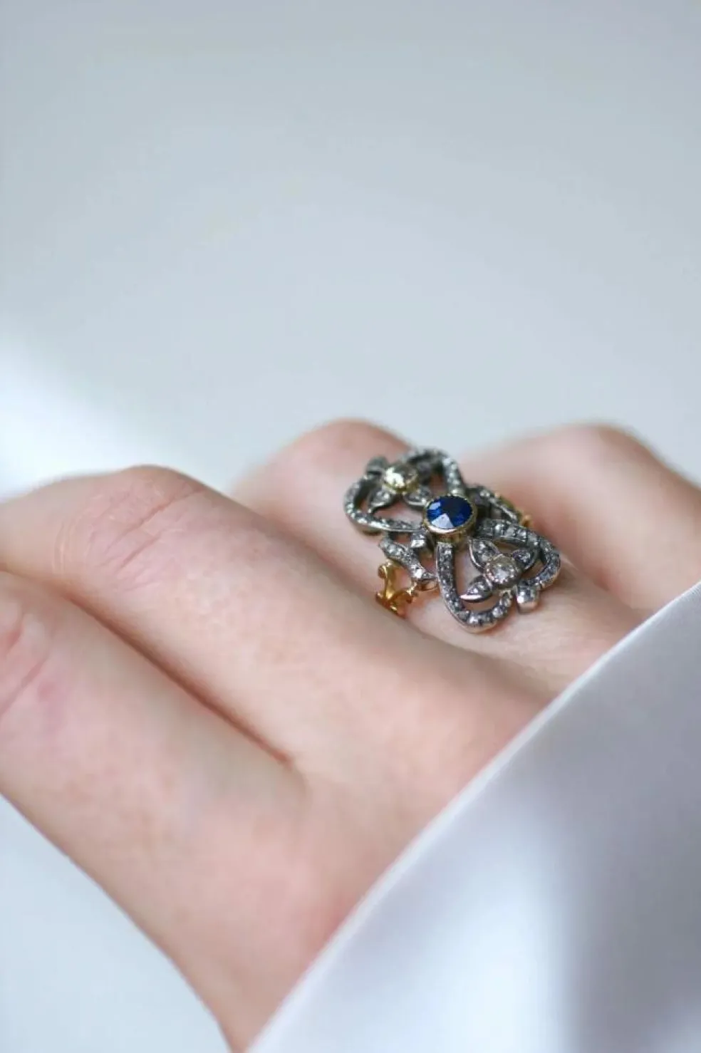 Bague ancienne or jaune, argent, saphir, diamants