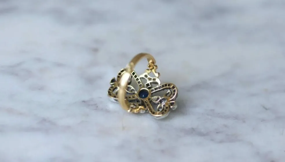 Bague ancienne or jaune, argent, saphir, diamants