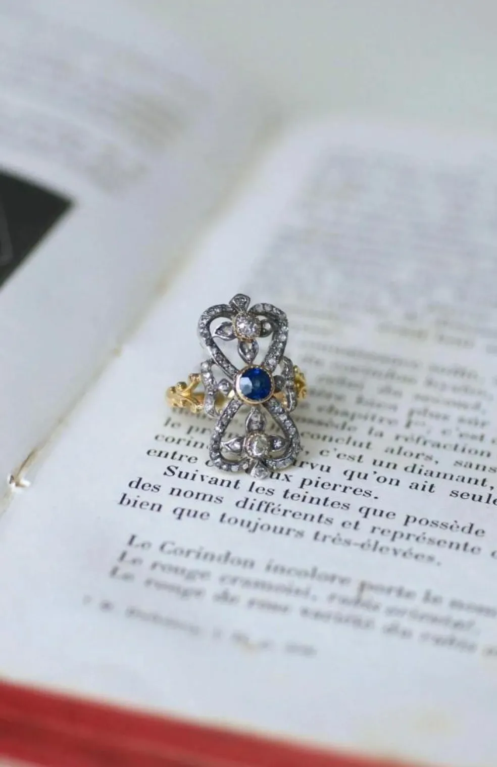 Bague ancienne or jaune, argent, saphir, diamants