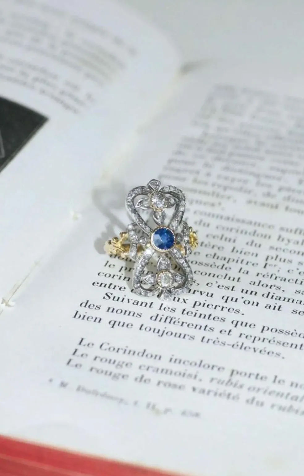 Bague ancienne or jaune, argent, saphir, diamants