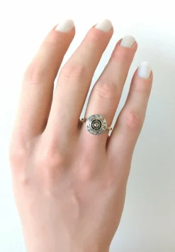 Bague ancienne or jaune et or gris, diamants et saphirs