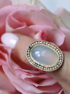 Bague ancienne or rose calcédoine bleu gris adularescente et perles