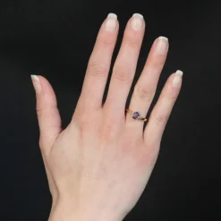 Bague ancienne saphir violet montée en solitaire