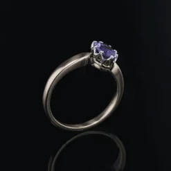 Bague ancienne saphir violet montée en solitaire