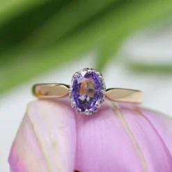 Bague ancienne saphir violet montée en solitaire