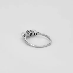 Bague ancienne trilogie 1 diamant et 2 perles
