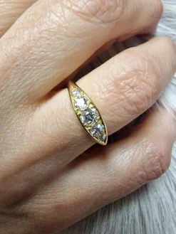 Bague anglaise en or jaune et diamants taille ancienne