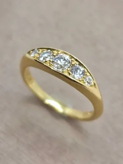 Bague anglaise en or jaune et diamants taille ancienne