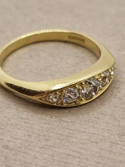 Bague anglaise en or jaune et diamants taille ancienne