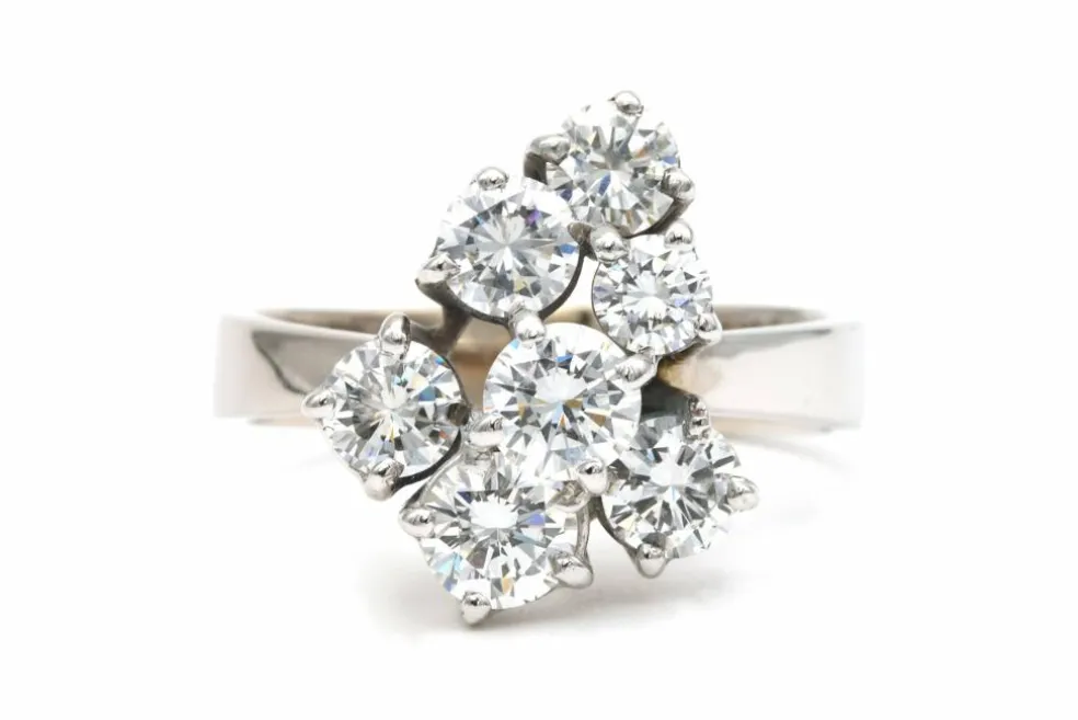 Bague années 70 en or blanc et diamants