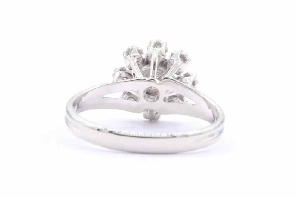 Bague Années 70 en or blanc sertie de diamants