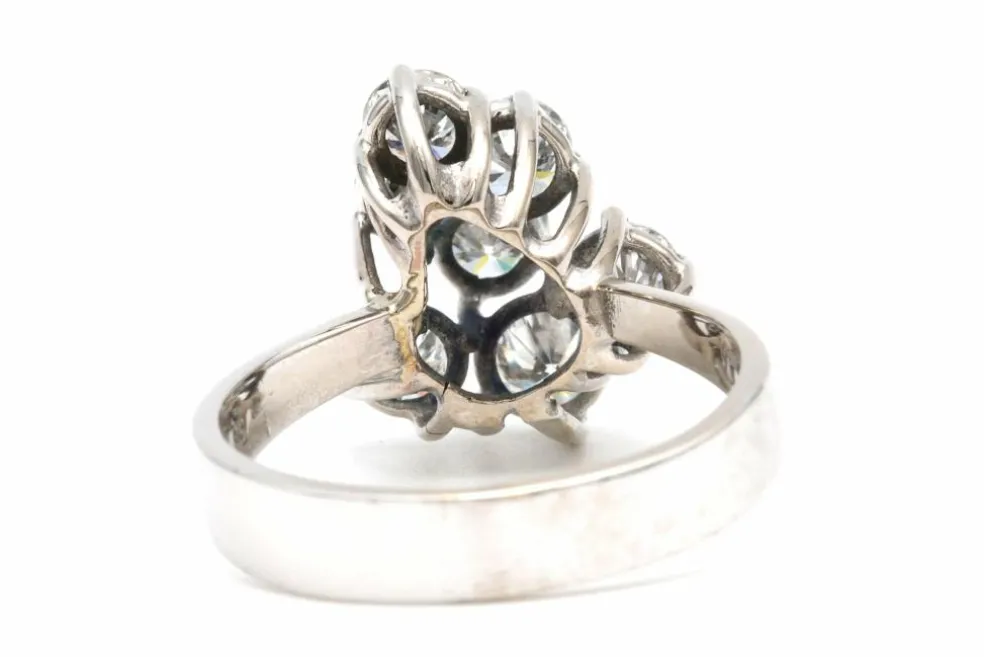 Bague années 70 en or blanc et diamants