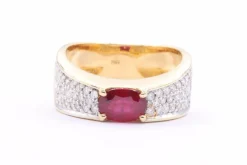 Bague Années 70 en or jaune sertie de rubis et de diamants