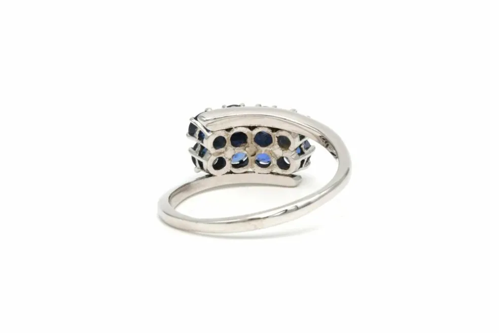 Bague Années 50 en platine sertie de saphirs et de diamants