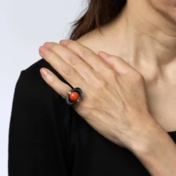 Bague années '50 or jaune, corail, onyx, diamant