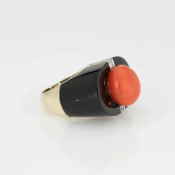 Bague années '50 or jaune, corail, onyx, diamant