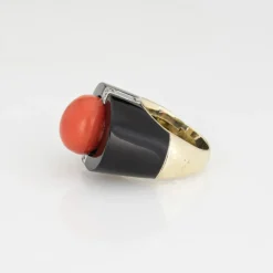 Bague années '50 or jaune, corail, onyx, diamant