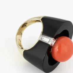 Bague années '50 or jaune, corail, onyx, diamant