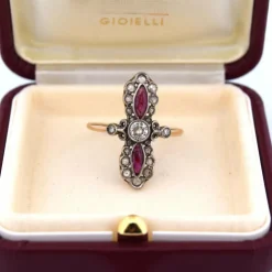 BAGUE ANTIQUE - OR JAUNE ET BLANC - DIAMANTS ET RUBIS