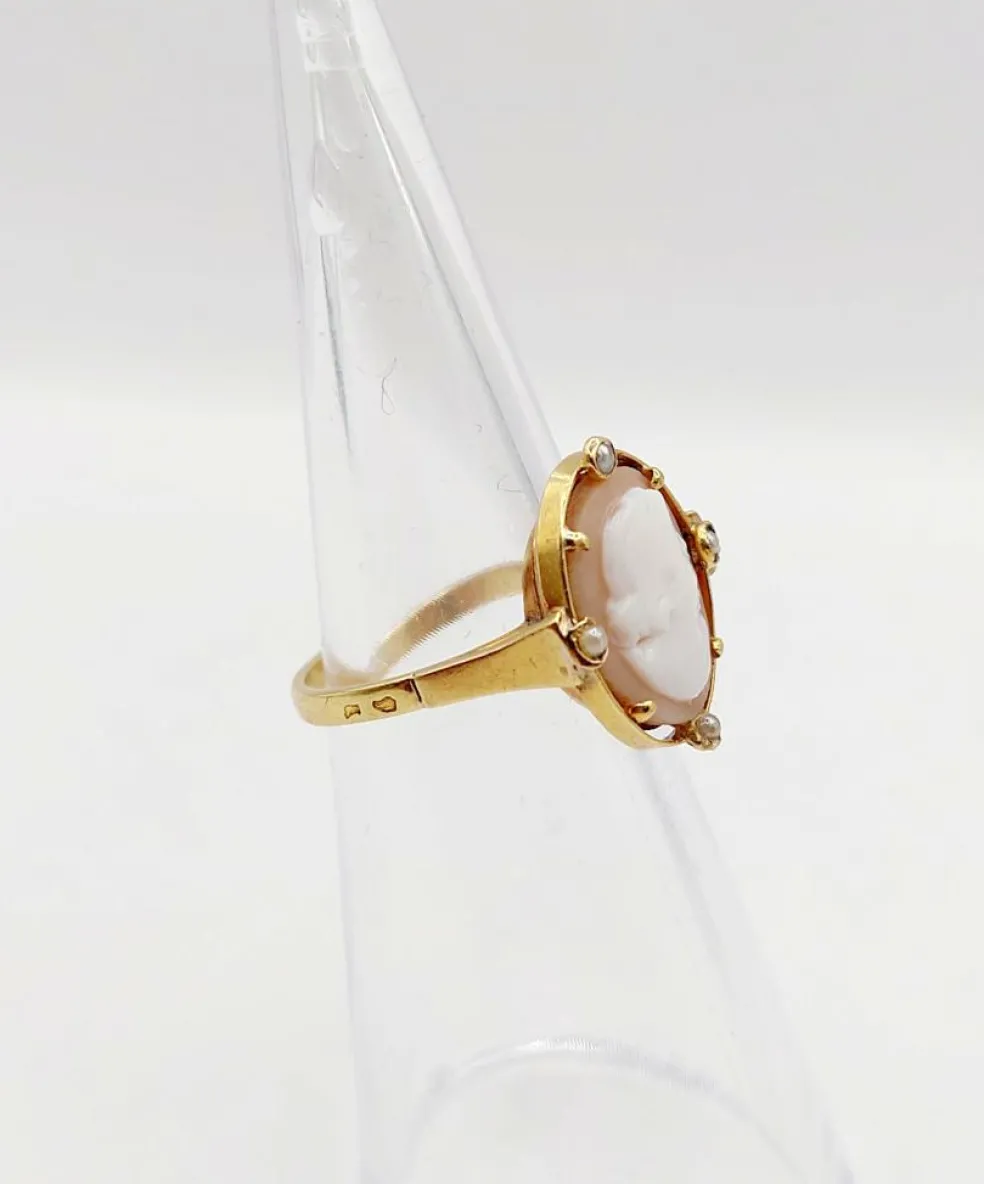 Bague antique or jaune 18k camée sur coquille et de petites perles
