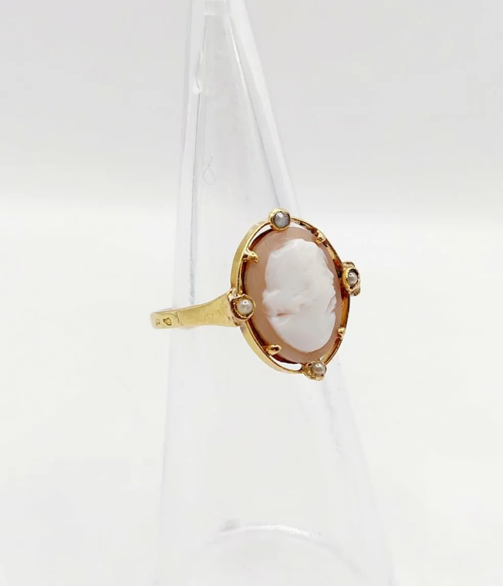 Bague antique or jaune 18k camée sur coquille et de petites perles