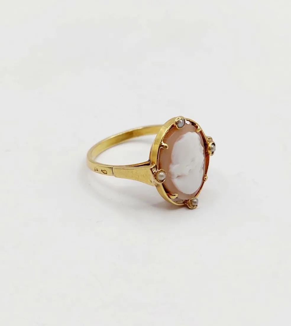 Bague antique or jaune 18k camée sur coquille et de petites perles