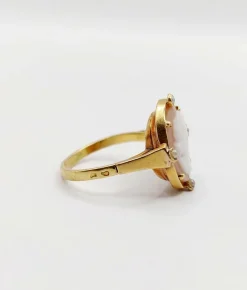 Bague antique or jaune 18k camée sur coquille et de petites perles