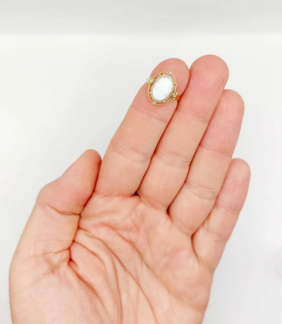 Bague antique or jaune 18k camée sur coquille et de petites perles