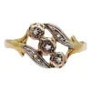 Bague antique or jaune ornée de diamants taillés en roses dans une monture à enroulement