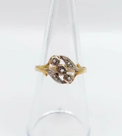 Bague antique or jaune ornée de diamants taillés en roses dans une monture à enroulement