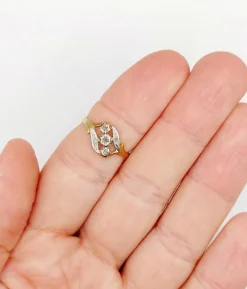 Bague antique or jaune ornée de diamants taillés en roses dans une monture à enroulement