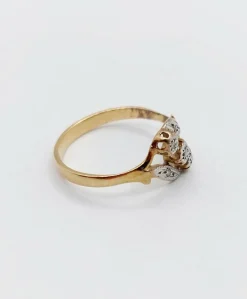 Bague antique or jaune ornée de diamants taillés en roses dans une monture à enroulement